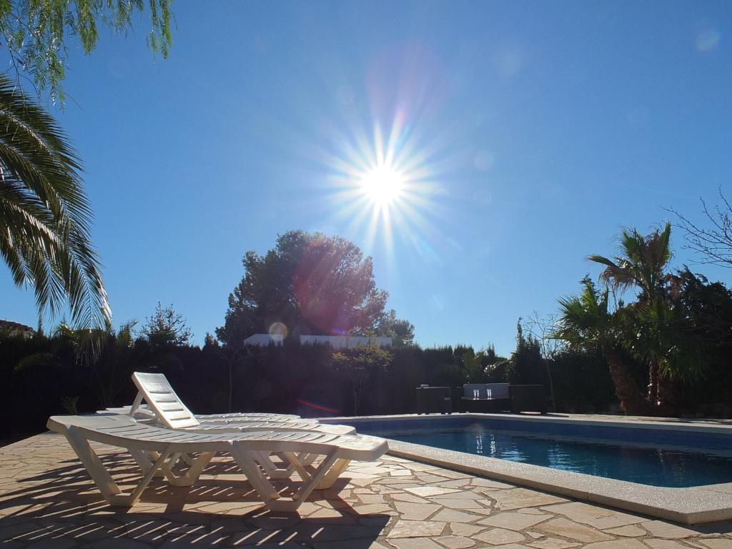Bazén v ubytování Villa Nerea with air conditioning & private swimming pool only 400m to the beach ideal for families nebo v jeho okolí