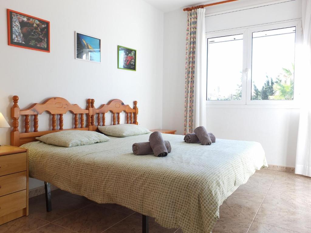 Postel nebo postele na pokoji v ubytování Villa Nerea with air conditioning & private swimming pool only 400m to the beach ideal for families