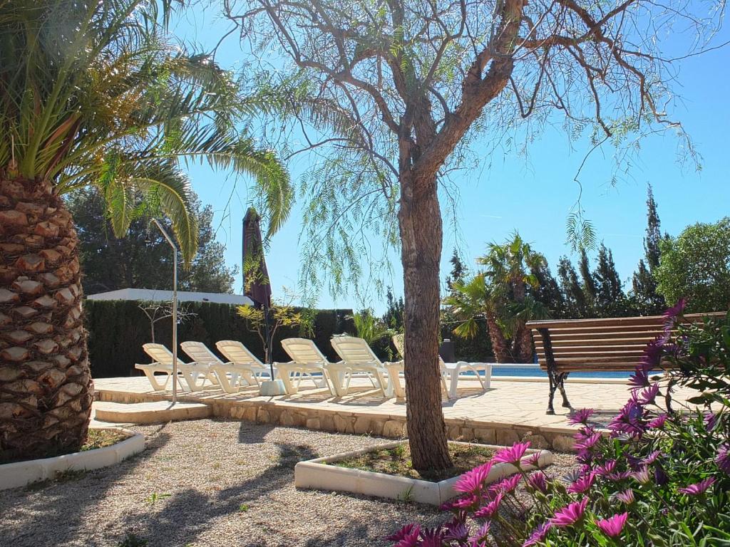 Zahrada ubytování Villa Nerea with air conditioning & private swimming pool only 400m to the beach ideal for families