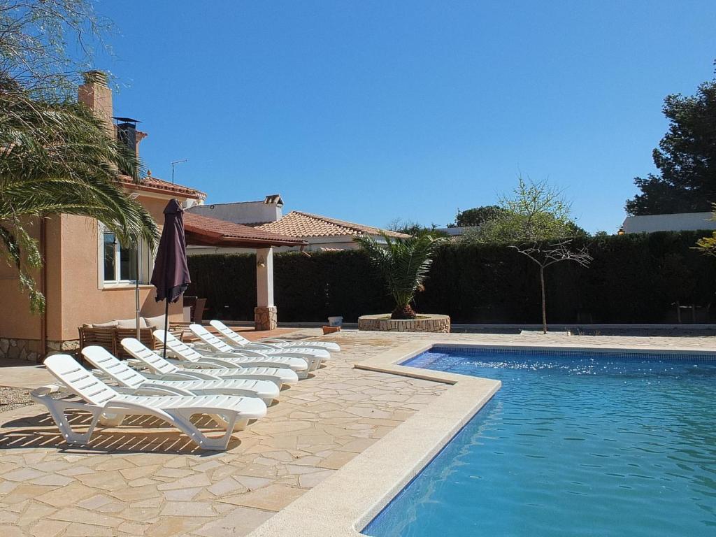Bazén v ubytování Villa Nerea with air conditioning & private swimming pool only 400m to the beach ideal for families nebo v jeho okolí