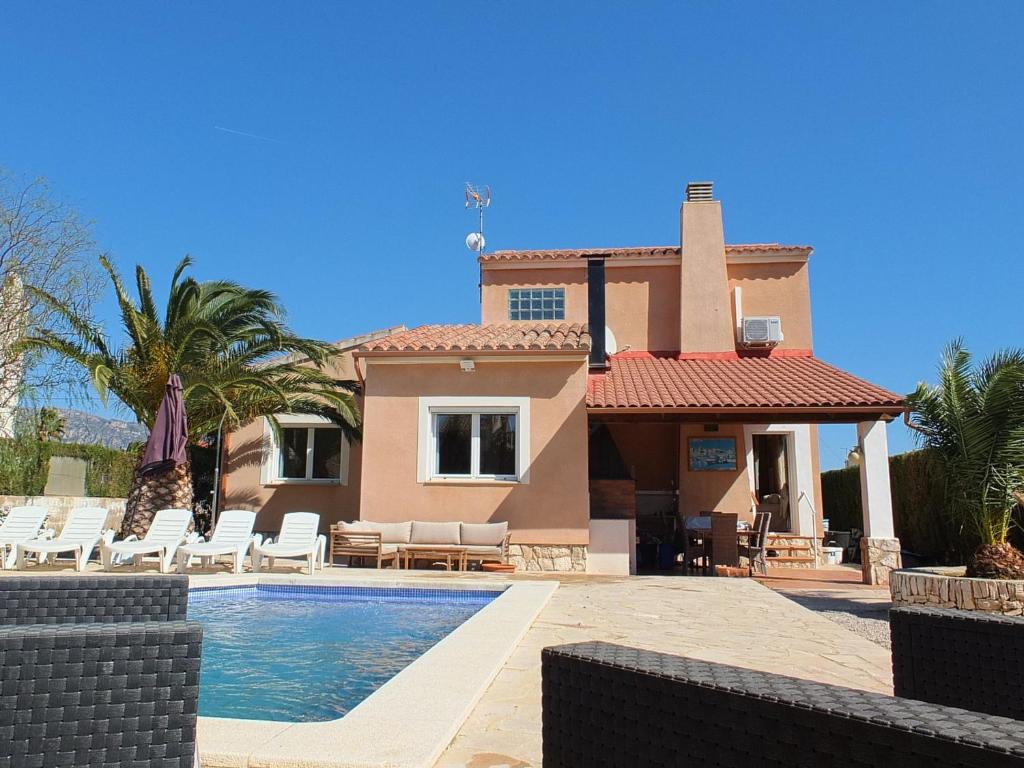 Bazén v ubytování Villa Nerea with air conditioning & private swimming pool only 400m to the beach ideal for families nebo v jeho okolí