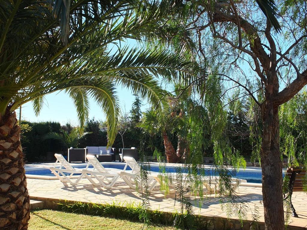 Bazén v ubytování Villa Nerea with air conditioning & private swimming pool only 400m to the beach ideal for families nebo v jeho okolí