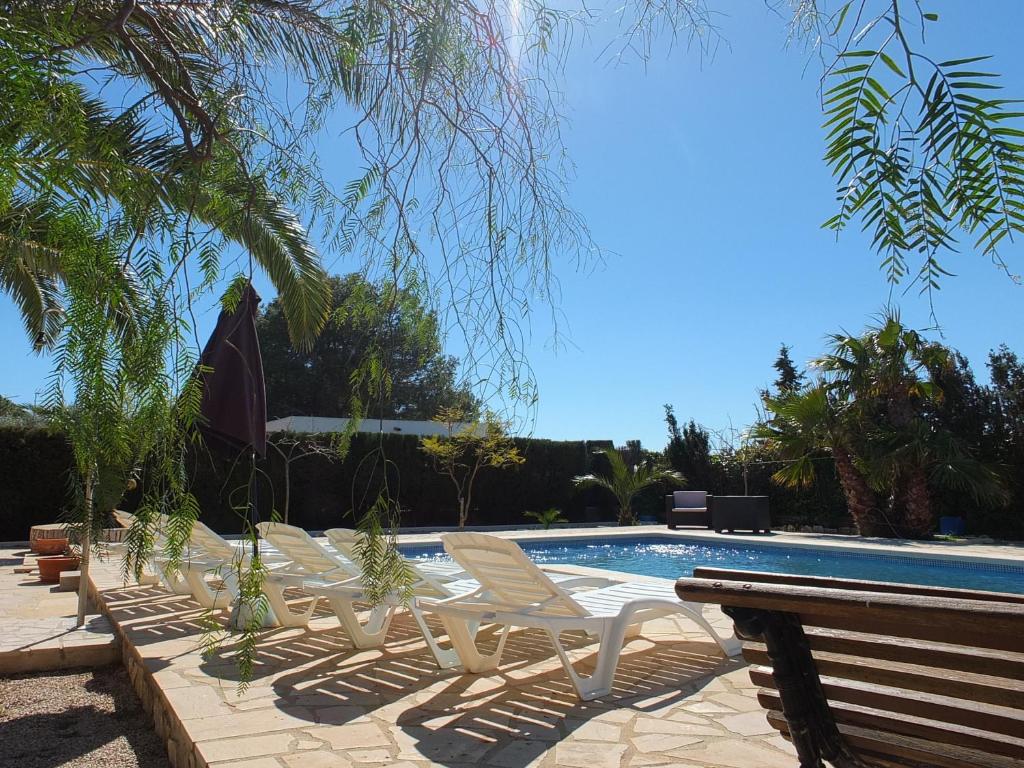 Bazén v ubytování Villa Nerea with air conditioning & private swimming pool only 400m to the beach ideal for families nebo v jeho okolí
