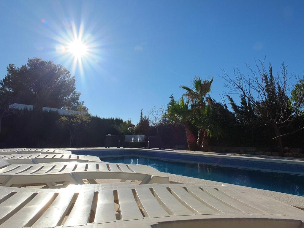 Bazén v ubytování Villa Nerea with air conditioning & private swimming pool only 400m to the beach ideal for families nebo v jeho okolí