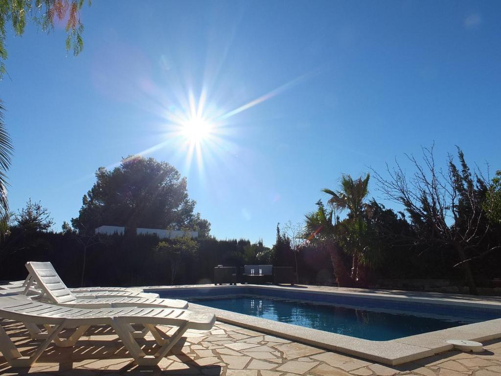 Bazén v ubytování Villa Nerea with air conditioning & private swimming pool only 400m to the beach ideal for families nebo v jeho okolí