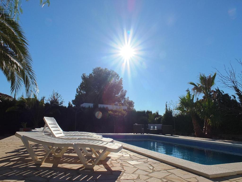 Bazén v ubytování Villa Nerea with air conditioning & private swimming pool only 400m to the beach ideal for families nebo v jeho okolí