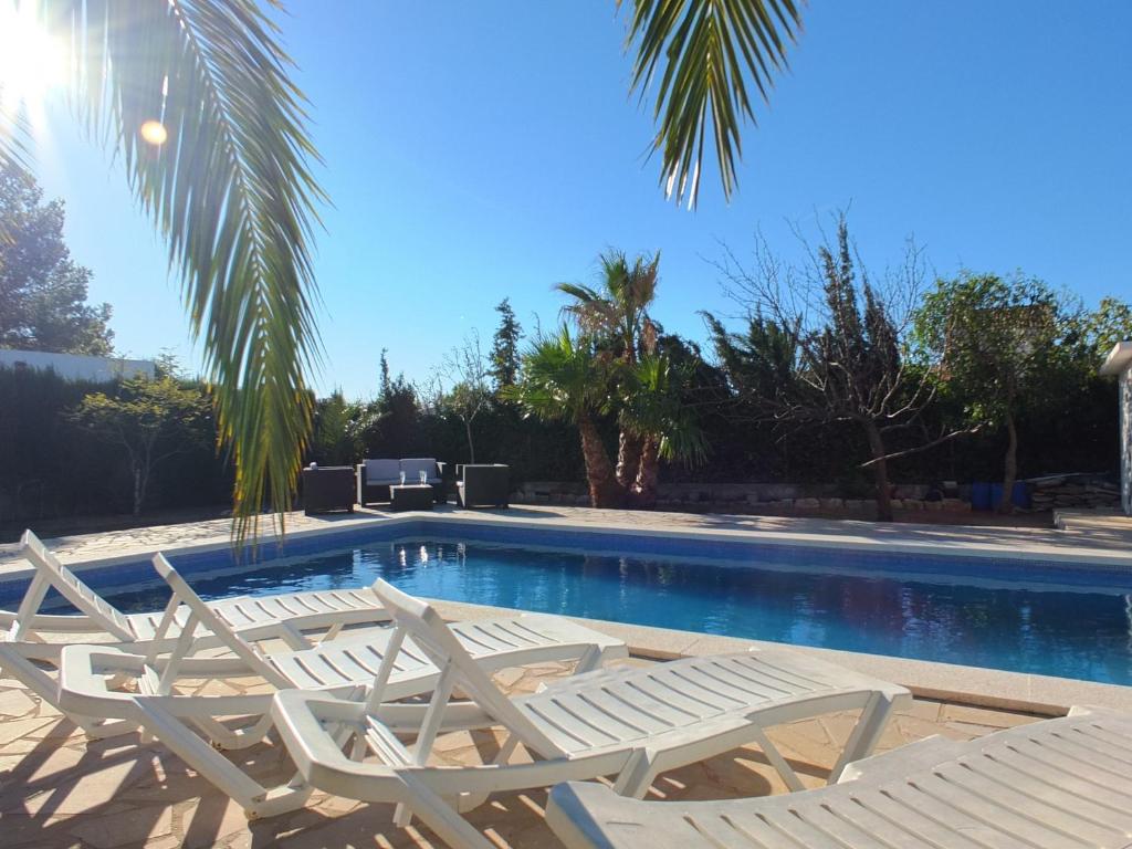 Bazén v ubytování Villa Nerea with air conditioning & private swimming pool only 400m to the beach ideal for families nebo v jeho okolí