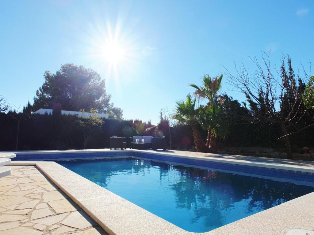 Bazén v ubytování Villa Nerea with air conditioning & private swimming pool only 400m to the beach ideal for families nebo v jeho okolí