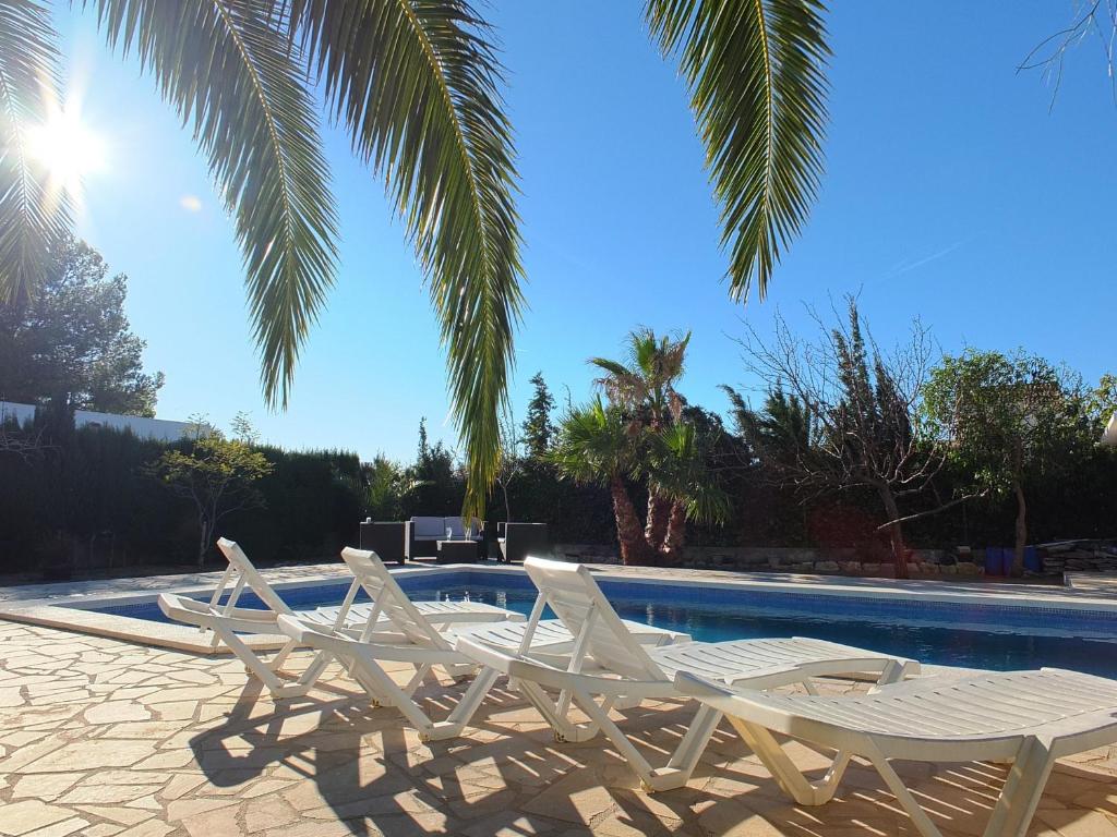 Bazén v ubytování Villa Nerea with air conditioning & private swimming pool only 400m to the beach ideal for families nebo v jeho okolí