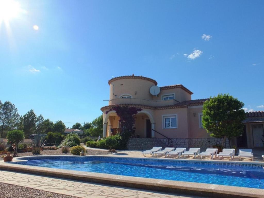 ラメトリャ・デ・マールにあるVilla Oasis 4bedroom villa with air-conditioning & large private swimming poolのスイミングプール付きのヴィラ、家