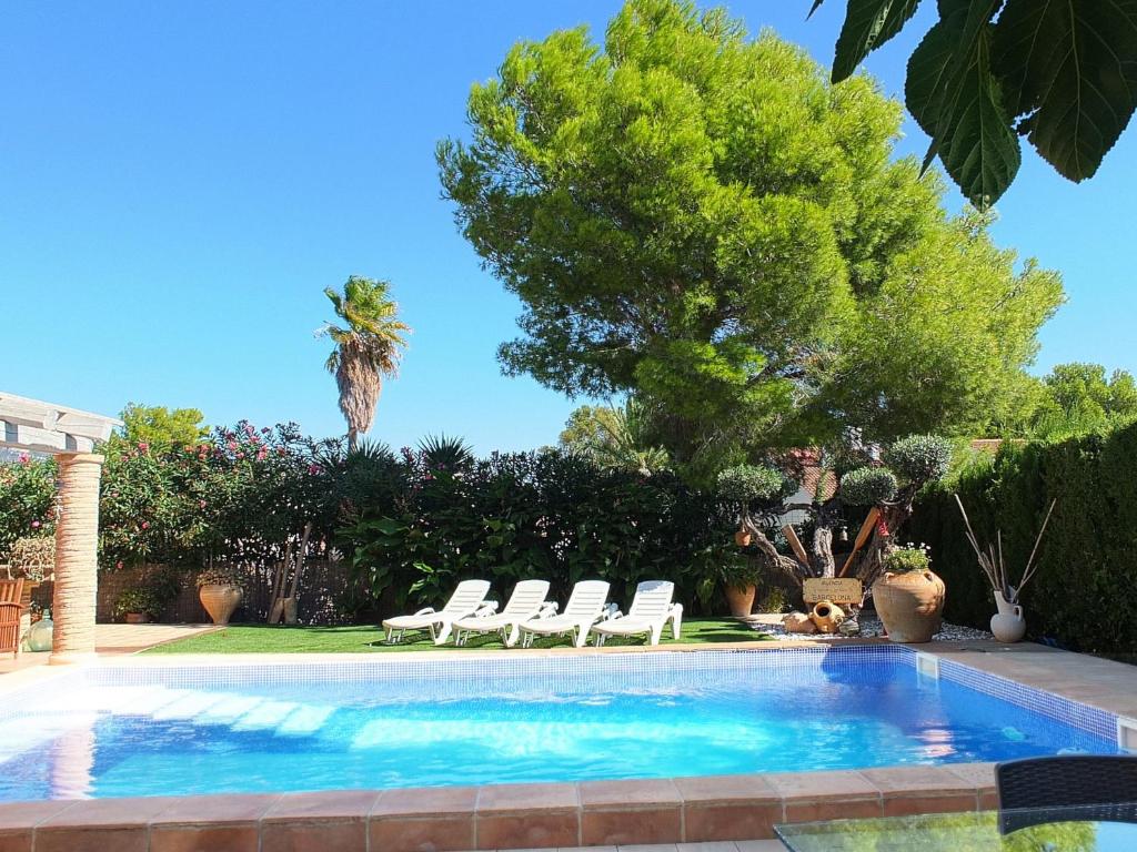 Bazén v ubytovaní Villa Tranquila a charming 4bedroom villa with air-conditioning & private swimming pool alebo v jeho blízkosti