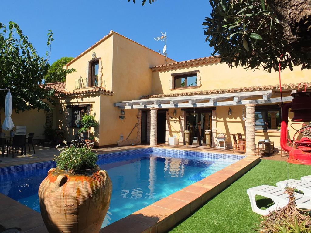 ラメトリャ・デ・マールにあるVilla Tranquila a charming 4bedroom villa with air-conditioning & private swimming poolのヴィラ(家の前にスイミングプール付)