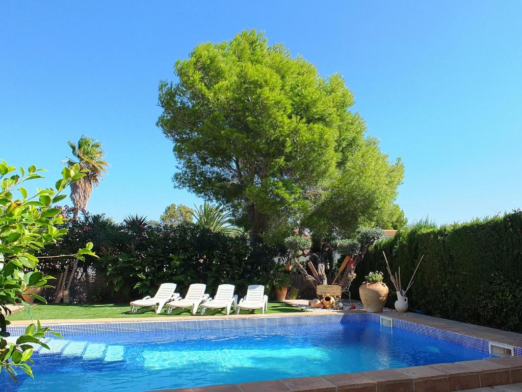 Bazén v ubytovaní Villa Tranquila a charming 4bedroom villa with air-conditioning & private swimming pool alebo v jeho blízkosti