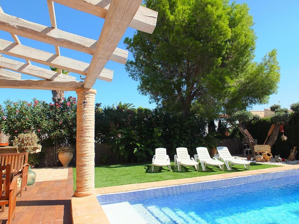 Bazén v ubytovaní Villa Tranquila a charming 4bedroom villa with air-conditioning & private swimming pool alebo v jeho blízkosti