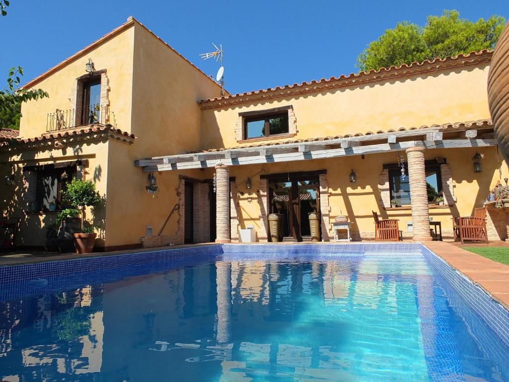 Bazén v ubytovaní Villa Tranquila a charming 4bedroom villa with air-conditioning & private swimming pool alebo v jeho blízkosti