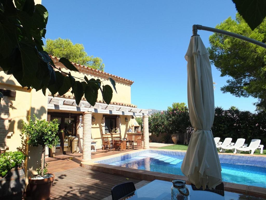 Bazén v ubytovaní Villa Tranquila a charming 4bedroom villa with air-conditioning & private swimming pool alebo v jeho blízkosti