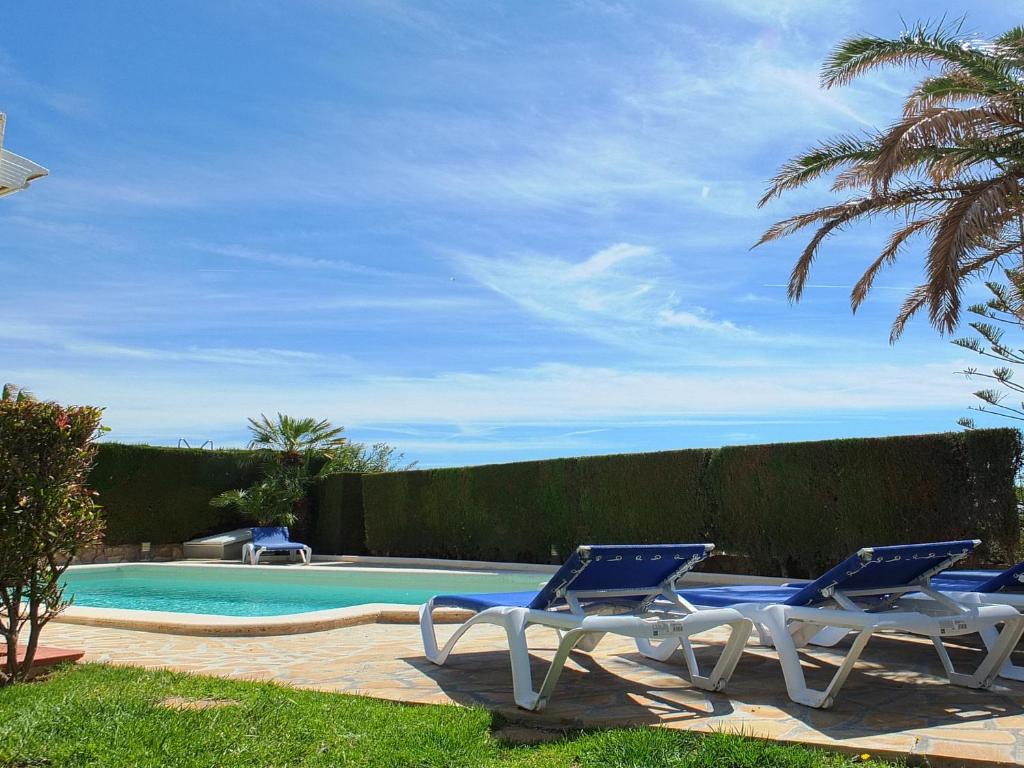 Bazén v ubytovaní Villa Catalina Stunning 4bedroom villa with air conditioning sea views & private swimming pool ideal for families alebo v jeho blízkosti