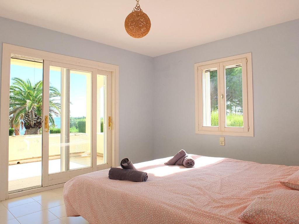 Posteľ alebo postele v izbe v ubytovaní Villa Catalina Stunning 4bedroom villa with air conditioning sea views & private swimming pool ideal for families