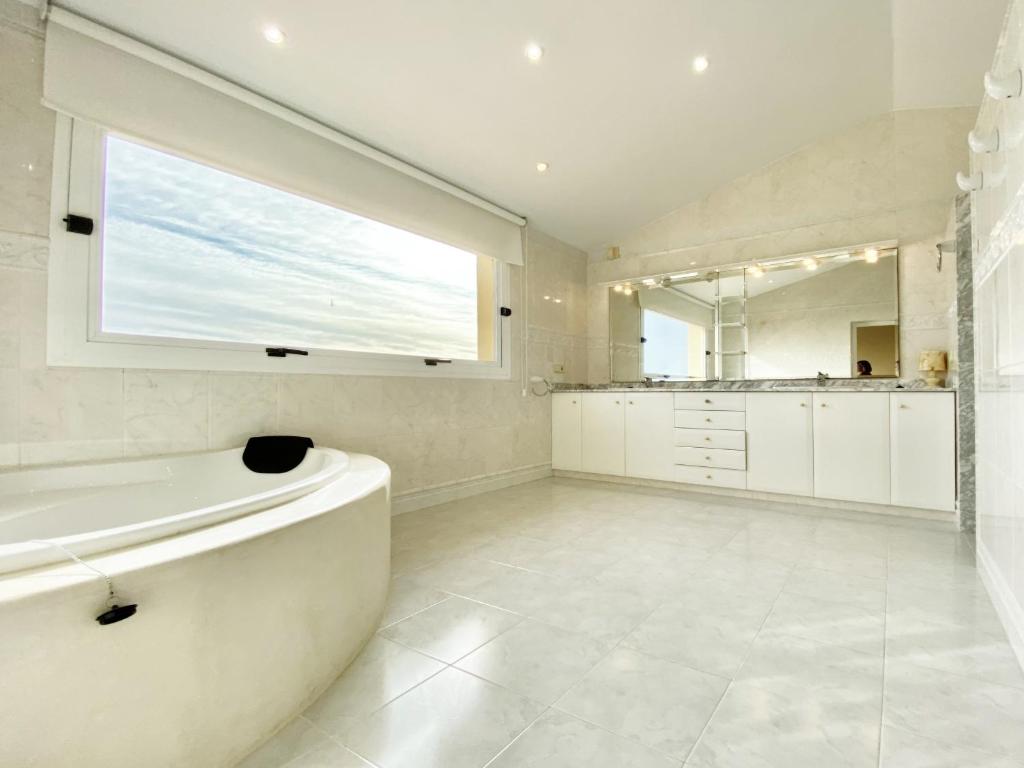 Kúpeľňa v ubytovaní Villa Catalina Stunning 4bedroom villa with air conditioning sea views & private swimming pool ideal for families