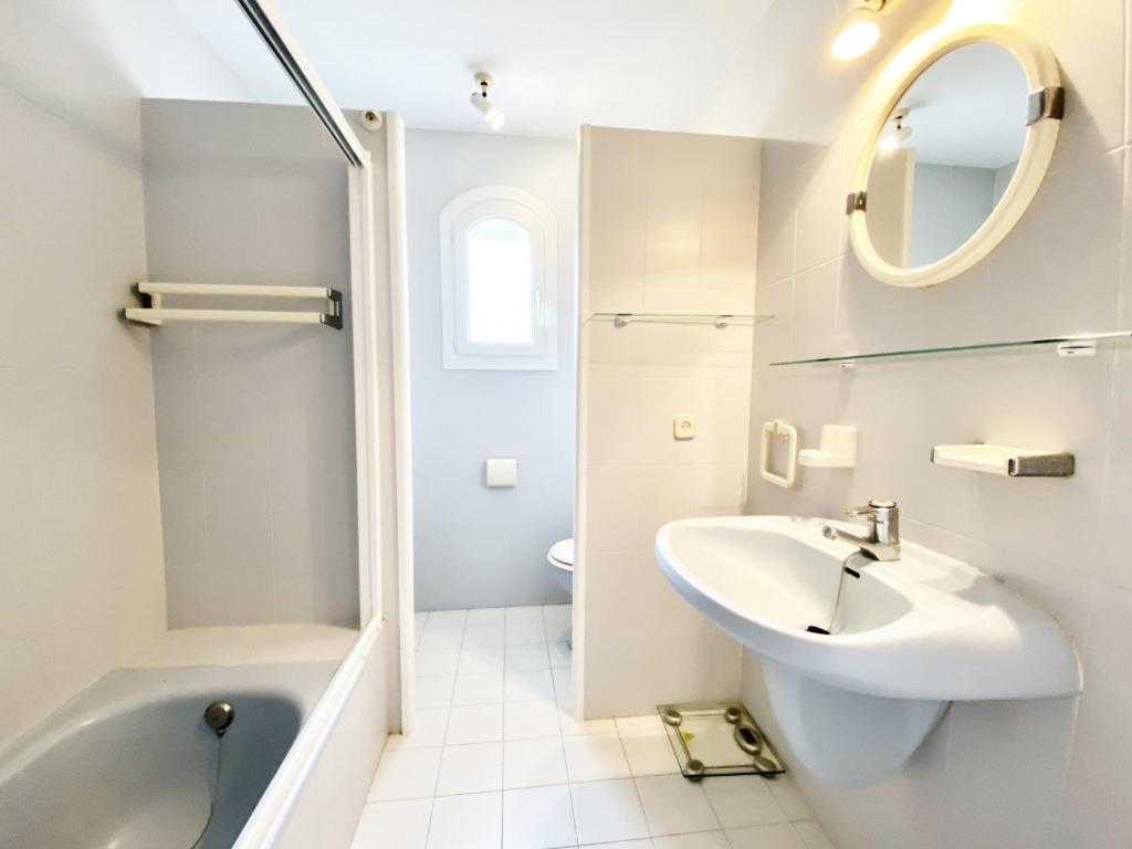 Kúpeľňa v ubytovaní Villa Catalina Stunning 4bedroom villa with air conditioning sea views & private swimming pool ideal for families