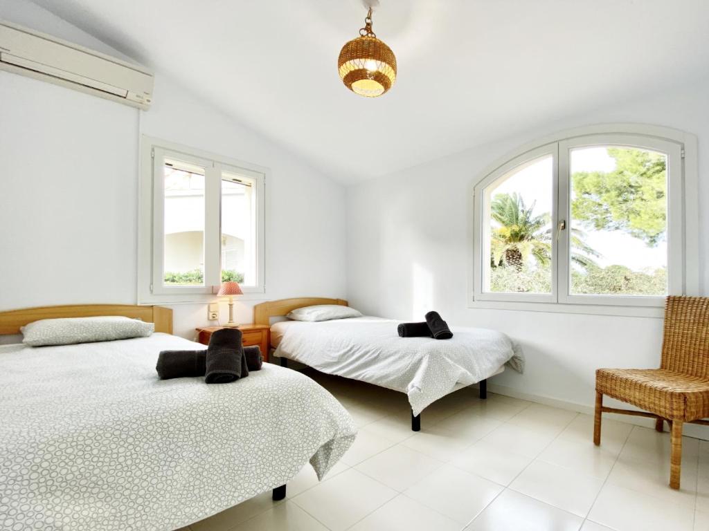 Posteľ alebo postele v izbe v ubytovaní Villa Catalina Stunning 4bedroom villa with air conditioning sea views & private swimming pool ideal for families