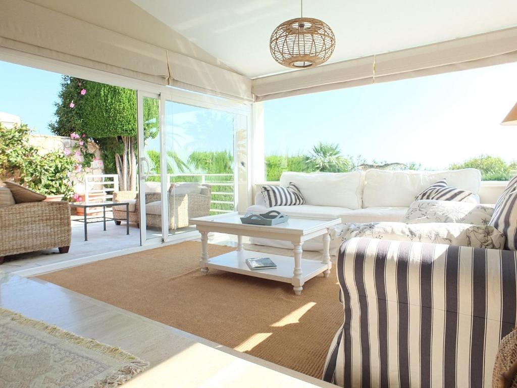 Posedenie v ubytovaní Villa Catalina Stunning 4bedroom villa with air conditioning sea views & private swimming pool ideal for families