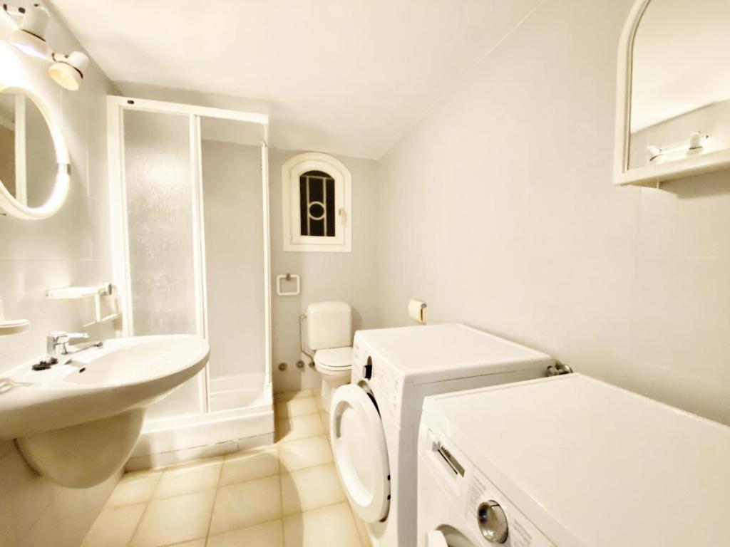Kúpeľňa v ubytovaní Villa Catalina Stunning 4bedroom villa with air conditioning sea views & private swimming pool ideal for families