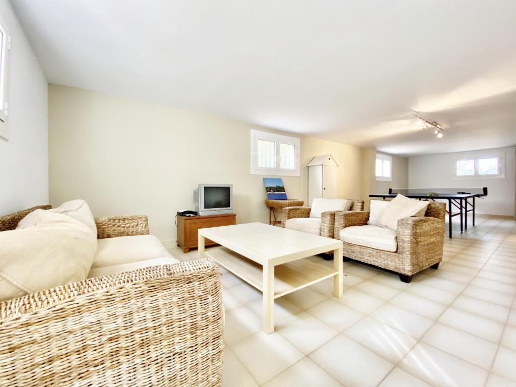 Televízia a/alebo spoločenská miestnosť v ubytovaní Villa Catalina Stunning 4bedroom villa with air conditioning sea views & private swimming pool ideal for families