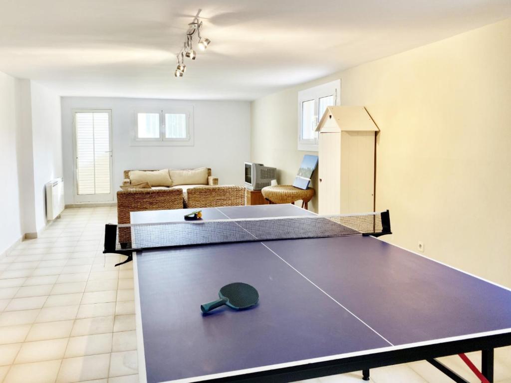 Stolný tenis v ubytovaní Villa Catalina Stunning 4bedroom villa with air conditioning sea views & private swimming pool ideal for families alebo v jeho okolí