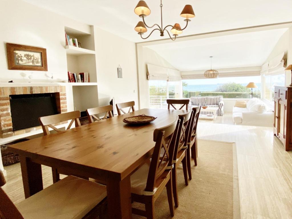 Posedenie v ubytovaní Villa Catalina Stunning 4bedroom villa with air conditioning sea views & private swimming pool ideal for families