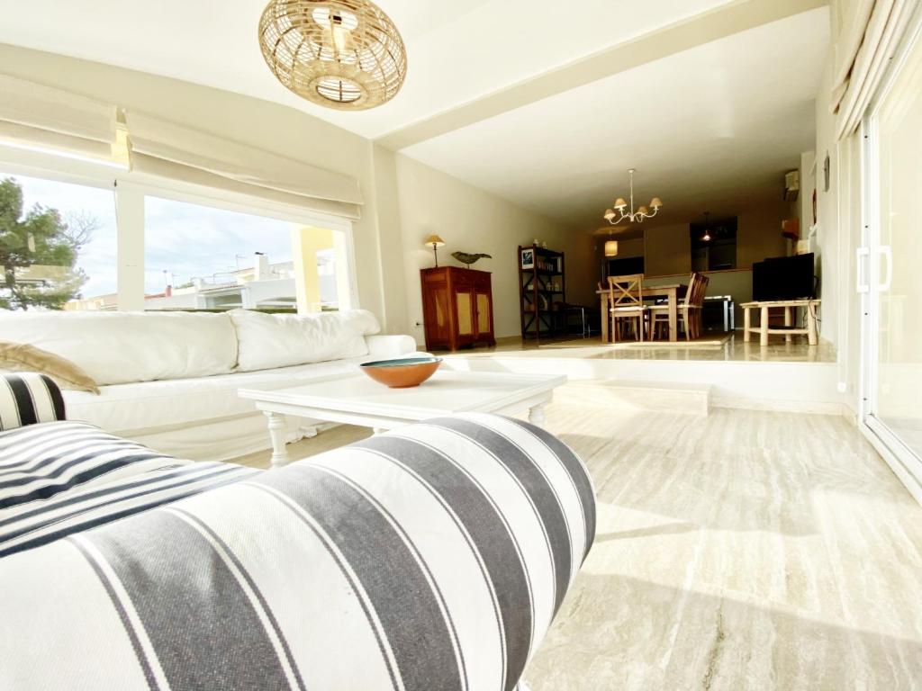 Posedenie v ubytovaní Villa Catalina Stunning 4bedroom villa with air conditioning sea views & private swimming pool ideal for families