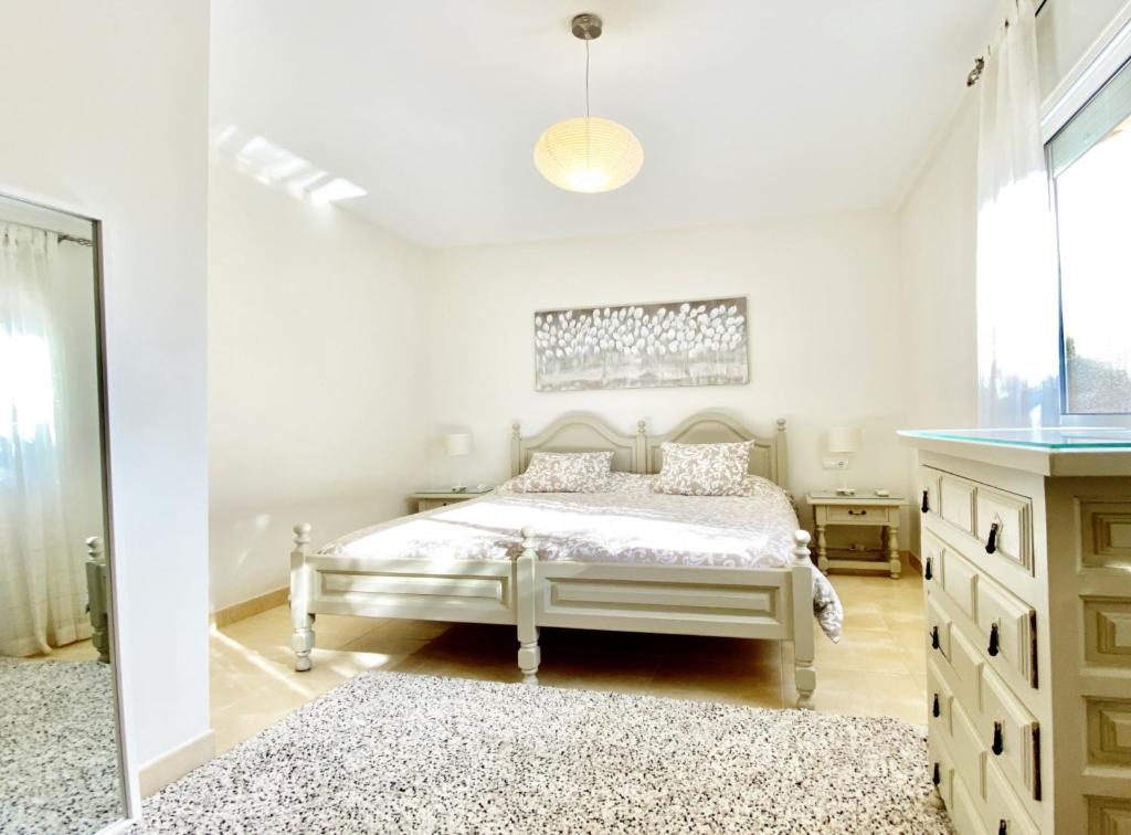 Posteľ alebo postele v izbe v ubytovaní Villa Martina 4 bedroom villa with air conditioning & private swimming pool ideal for families