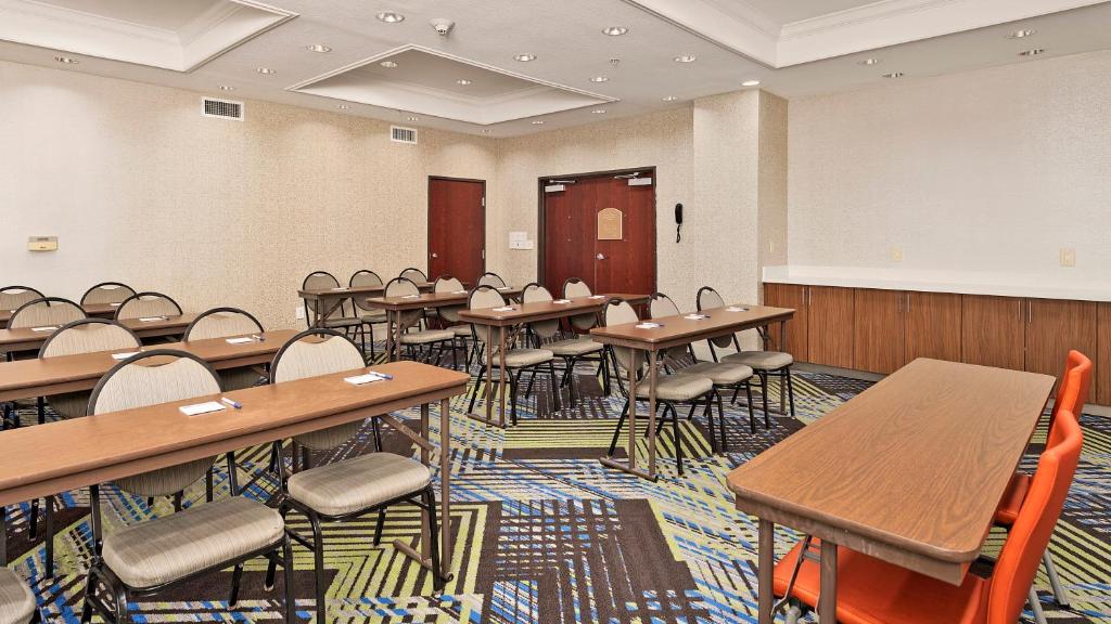 Konferenční prostory v ubytování Holiday Inn Express Hotel and Suites Conroe by IHG