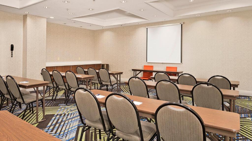 Konferenční prostory v ubytování Holiday Inn Express Hotel and Suites Conroe by IHG