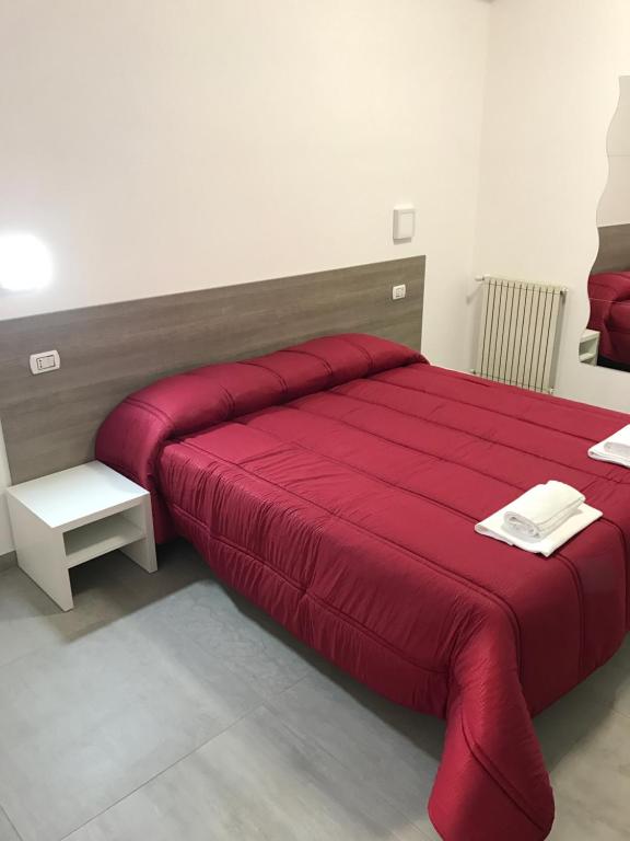 Łóżko lub łóżka w pokoju w obiekcie Tiburtina Royal Suites