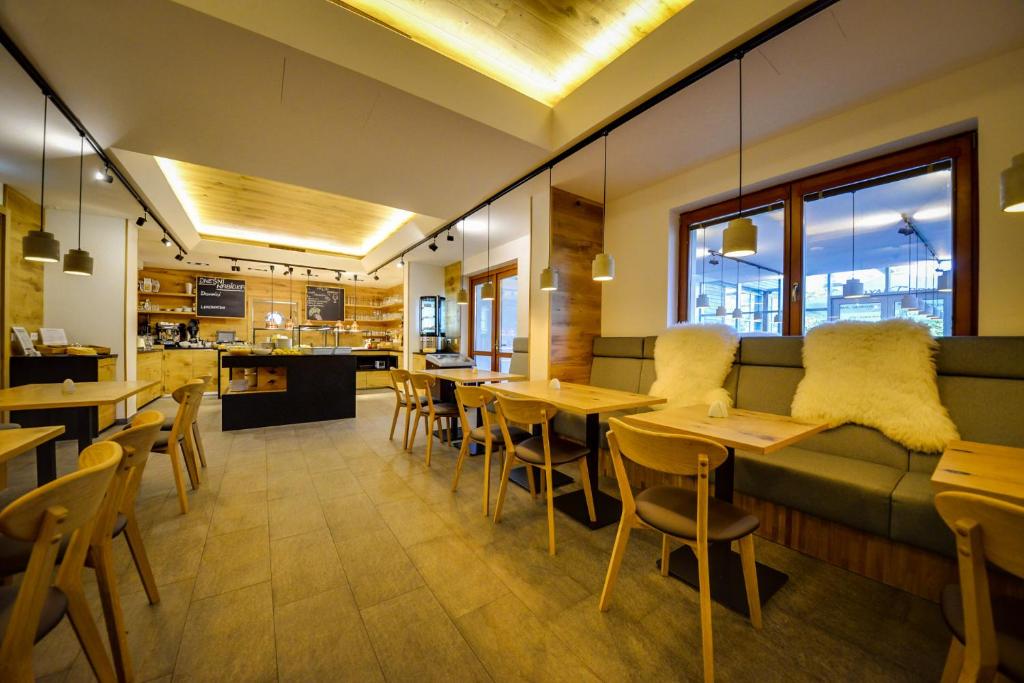 Ein Restaurant oder anderes Speiselokal in der Unterkunft Resort Orsino 