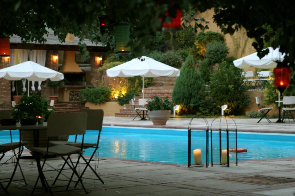 Bazén v ubytování Hotel Antonios nebo v jeho okolí