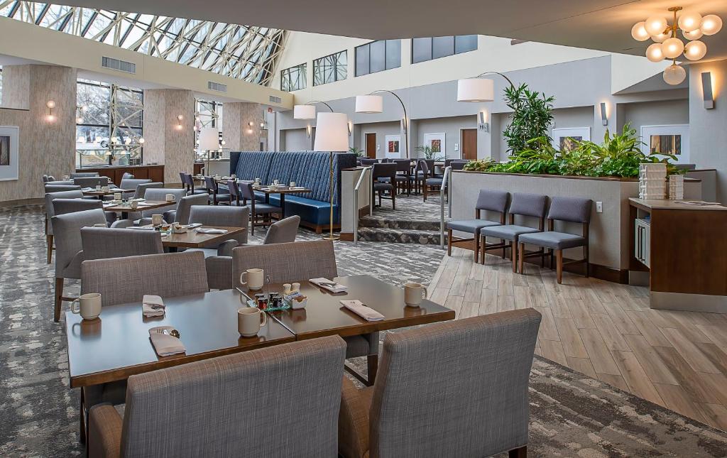 Crowne Plaza Hotel St. Louis Airport by IHG photo