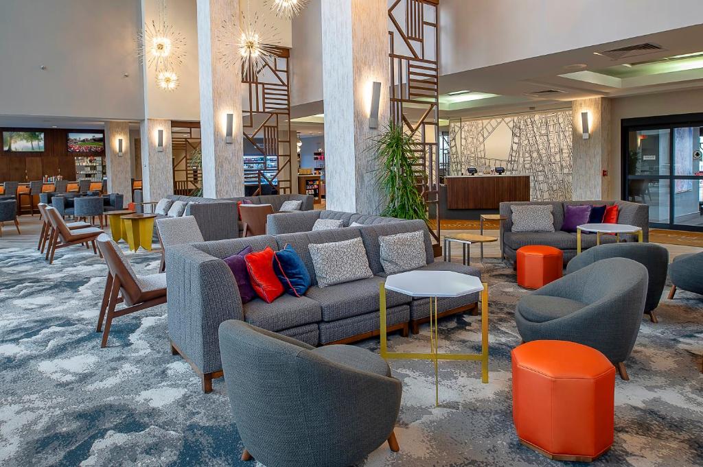Crowne Plaza Hotel St. Louis Airport, an IHG Hotel - Housity