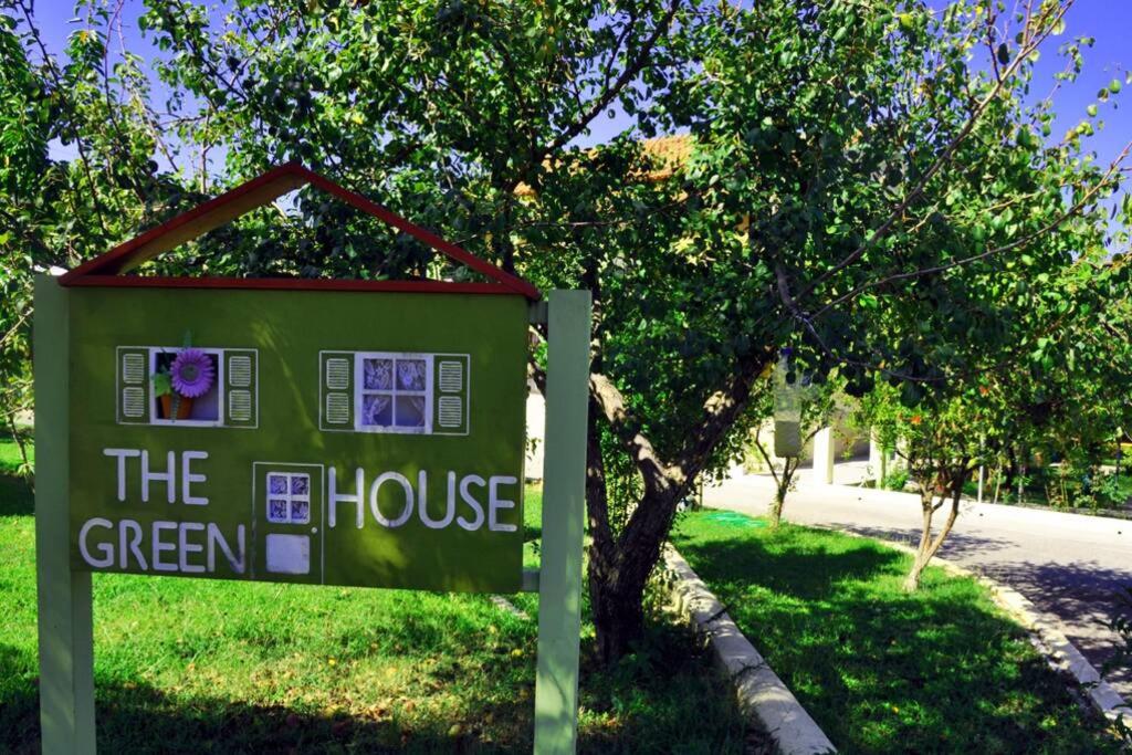 ein Schild mit grünem Haus im Gras neben einem Baum in der Unterkunft Green House!! in Sfakerá