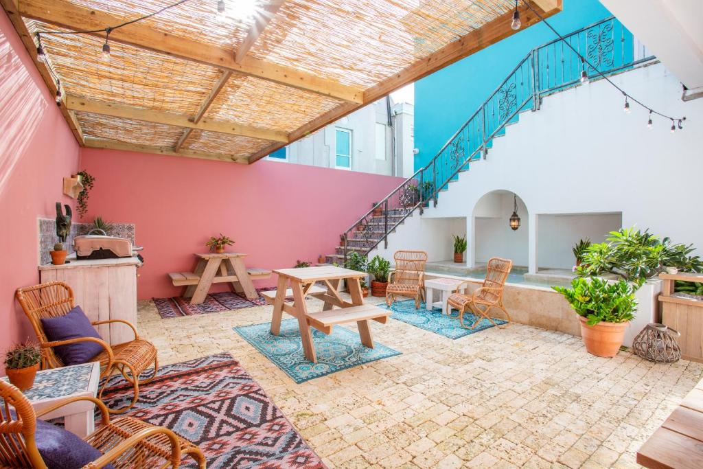 une terrasse avec une table, des chaises et un escalier. dans l'établissement BOHO Bohemian Boutique Hotel, à Willemstad