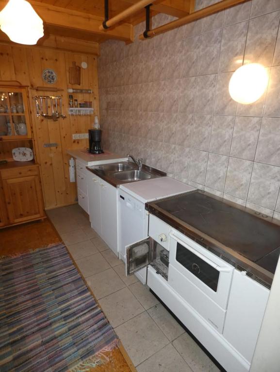 Kuchyň nebo kuchyňský kout v ubytování Almhütte Seeberg