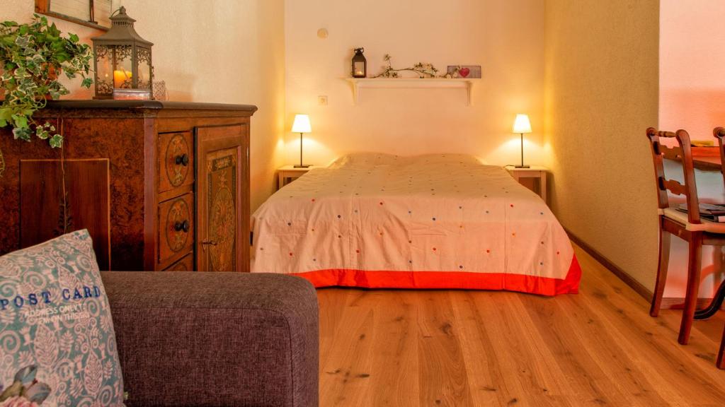Postel nebo postele na pokoji v ubytování Minusio, Casa Gottardo - nahe Zentrum Locarno und See Lago Maggiore, mit Balkon und Parkplatz