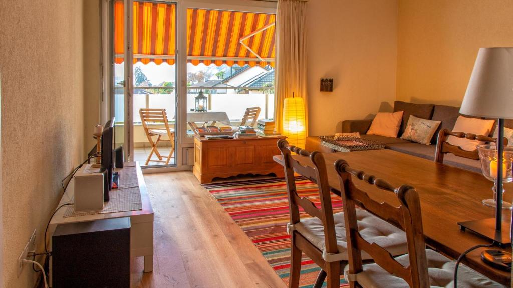 ein Wohnzimmer mit einem Holztisch und einem Sofa in der Unterkunft Minusio - Casa Gottardo in Minusio