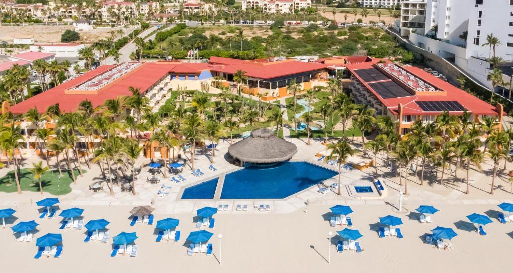 - une vue aérienne sur un complexe avec une piscine et des chaises dans l'établissement Posada Real Los Cabos, à San José del Cabo