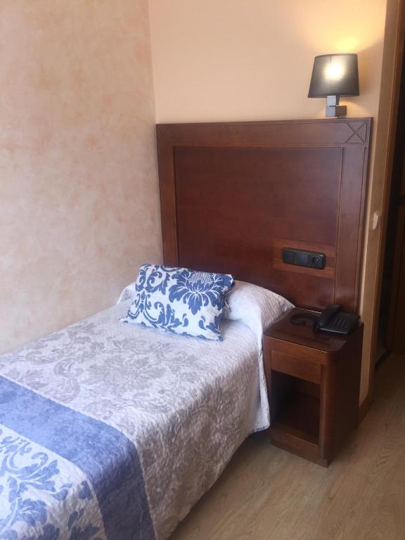Cama o camas de una habitación en Abadía Burgos Camino Santiago