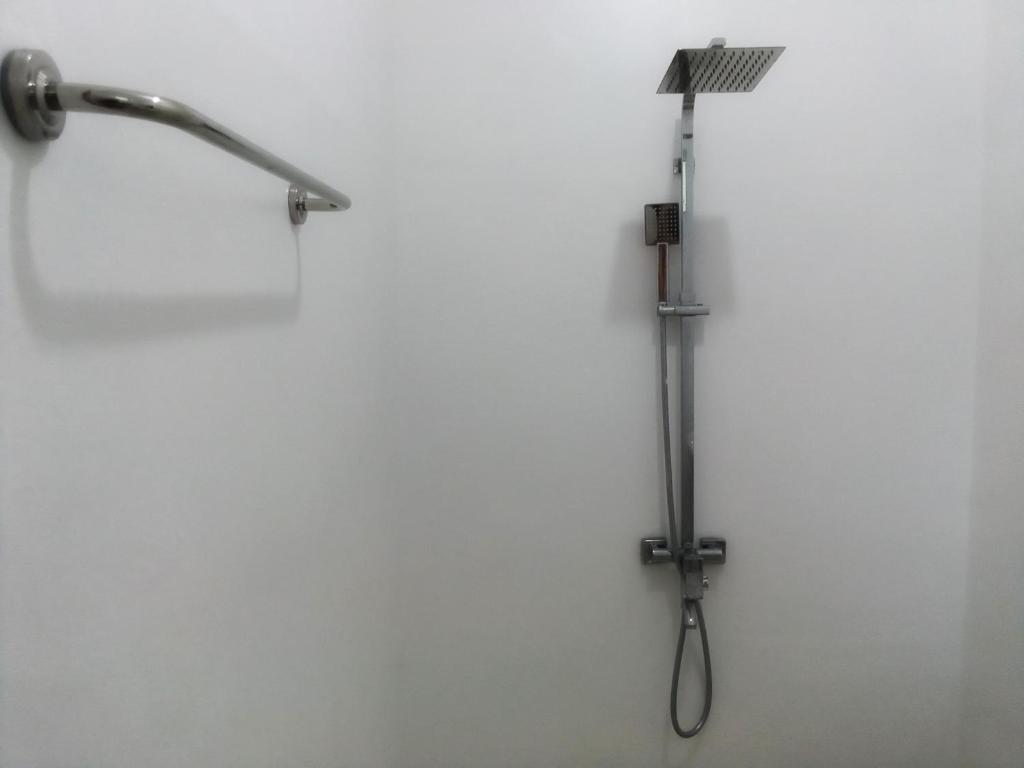 una doccia con soffione a parete di The Nest a Tangalle