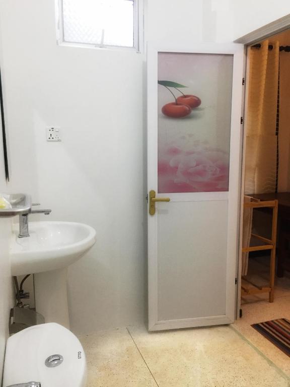 un bagno con un water e un lavandino di The Nest a Tangalle