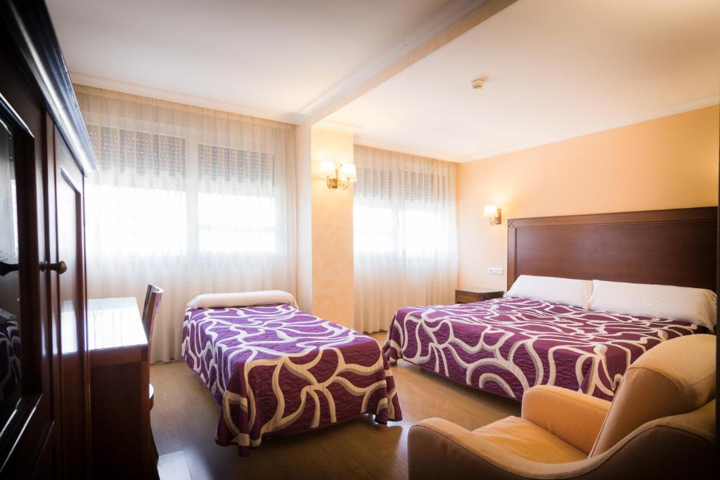 Cama o camas de una habitación en Abadía Burgos Camino Santiago