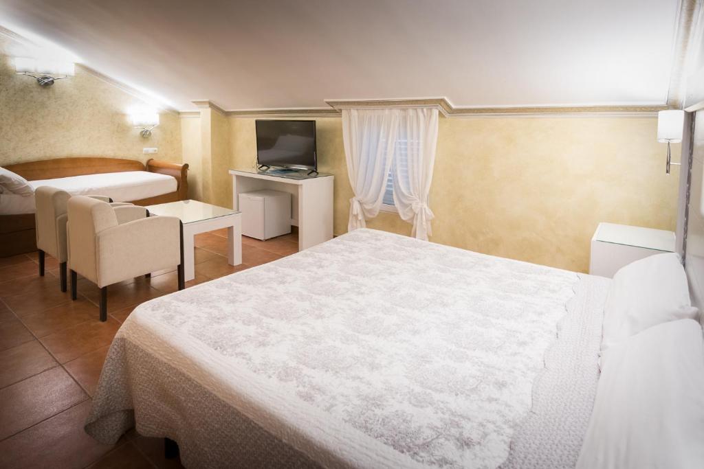 Cama o camas de una habitación en Abadía Burgos Camino Santiago